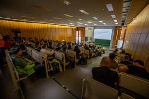 Voller Hörsaal bei der Keynote - © Johannes Teichert