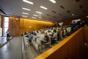 Voller Hörsaal bei der Keynote - © Johannes Teichert