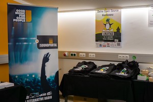 Goodie Bags liegen bereit für die Besuchenden - © Maximilian Gorfer