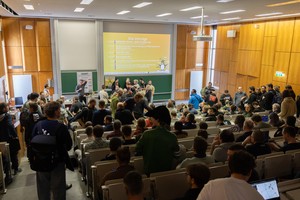 Großes Interesse zwischen den Vorträgen - © Johannes Teichert