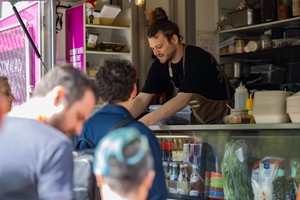 Andrang bei den Essensständen zu Mittag - © Johannes Teichert