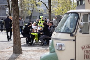 Andrang bei den Essensständen zu Mittag - © Johannes Teichert