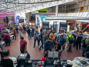 Besuchende auf den Grazer Linuxtagen - © Maximilian Gorfer