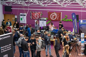 Besuchende auf den Grazer Linuxtagen - © Maximilian Gorfer