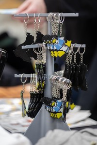 3D gedruckte Schlüsselanhänger des GLT Tux - dieses Jahr auch im Dirndl! - © Johannes Teichert