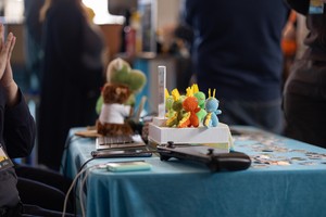 Gehäkelte Maskottchen eines Ausstellers - © Johannes Teichert