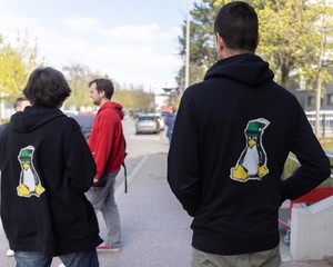 Messe-Attire: Pixelated Privacy Tux auf Hoodies - © Johannes Teichert